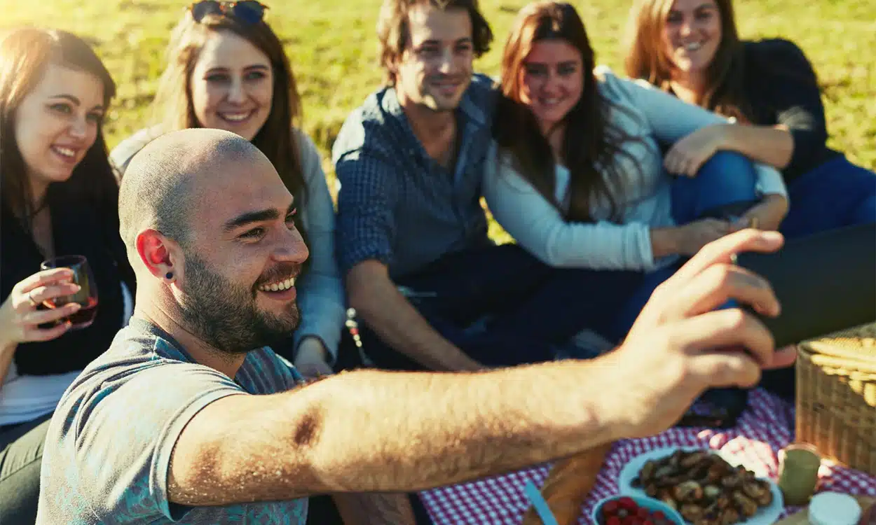 Groupe de personnes qui font un pic nique en famille